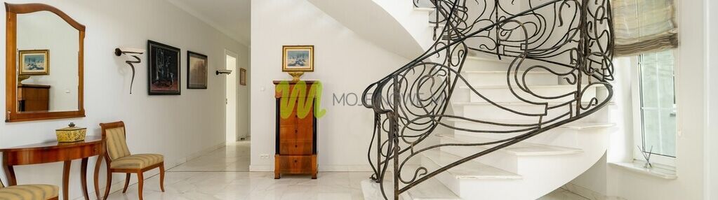 Rezydencja o rozłożystej bryle, podolany