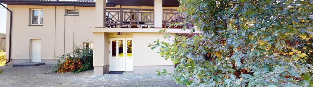 Wygodny dom zatopiony w zieleni