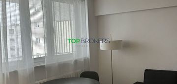 Trzy pokoje z oddzielną kuchnią, metro