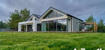 Nowoczesny dom pod lasem w dolinie baryczy