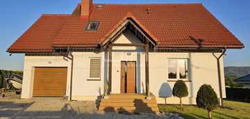 Przytulny dom ładnie wykończony do zamieszkania