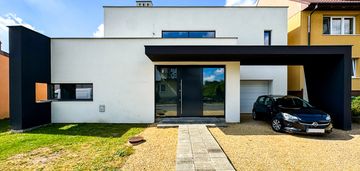 Designerski dom z ogrodem. świetnie skomunikowany