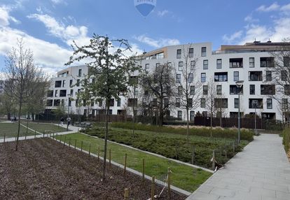 Apartamentowiec, umeblowane, okna na skwer, 2 pok.