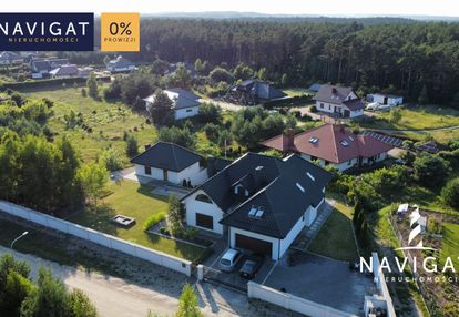 Dom wolnostojący w otoczeniu lasu