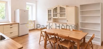 Centrum poznania, parking, tramwaj, cicha uliczka.