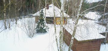 Duży dom z ogrodem w otoczeniu lasów