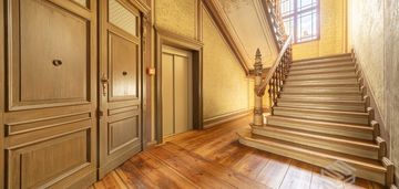 Apartament w odrestaurowanej kamienicy obok rynku