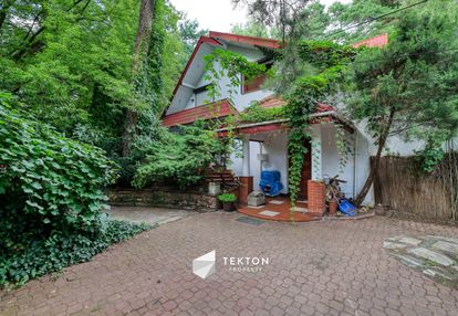 Dom z duszą otoczony zielenią w falenicy