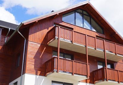 Apartament z balkonem i widokiem na wysoki kamień