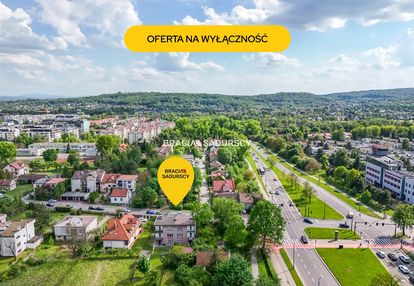 Dwa poziomy w domu typu bliźniak z garażem.