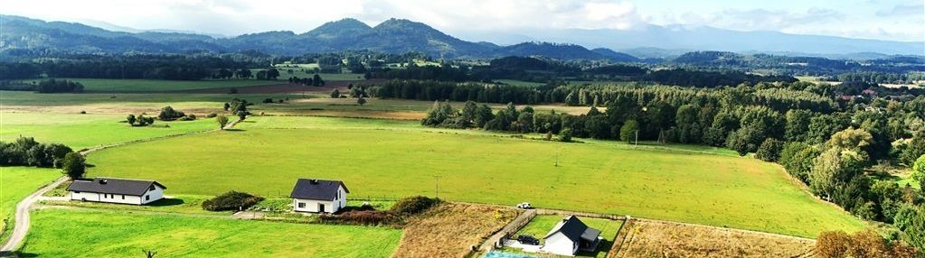 Mały domek z pieknym widokiem na panoramę gór.
