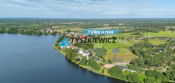 Dom z linią brzegową i dwoma pomostami - sominy