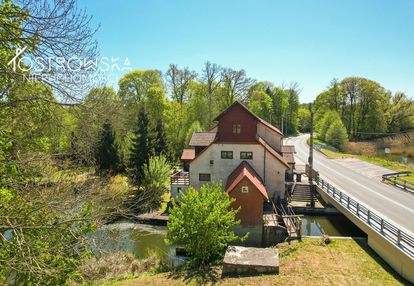 Budynek/na wyspie/szlak krutyni/hotelowo-restaurac