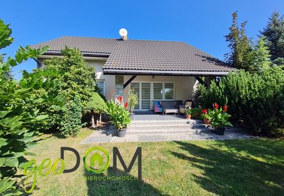 Przestronny dom o ciekawej bryle na dużej działce.