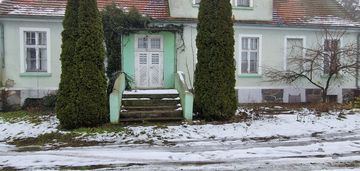 Dom w stylu dworkowym z dużą działką