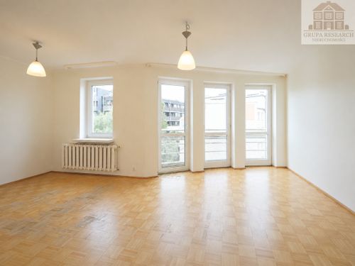 Jasny salon z dużymi przeszkleniami i garderobą