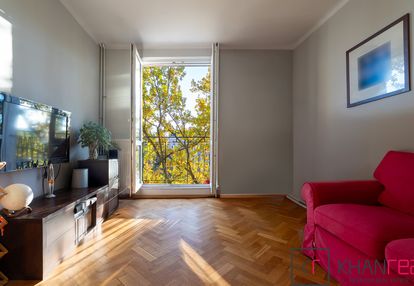 Klimatyczne mieszkanie tuż przy metrze