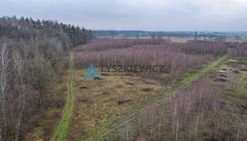 Działka budowlana granicząca z lasem.