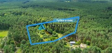 Działka z wz, blisko jeziora, otulona lasem.