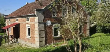 100 letni dom z czerwonej cegły z zabudowaniami