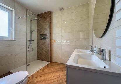 Dom wolnostojący ze scianą lasu