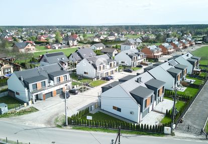 Nowoczesny dom z garażem w zabudowie bliźniaczej