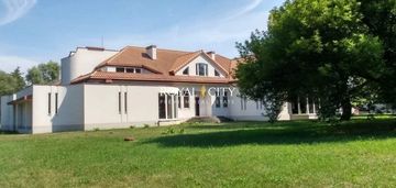 Rezydencja z basenem i dużą działką