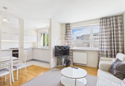 Centrum / kamienica / trzy pokoje / balkon / 54m2