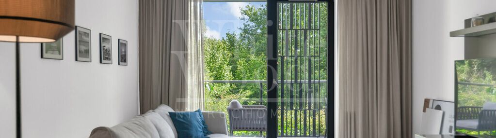 Spokojna okolica w otoczeniu lasu i blisko plaży