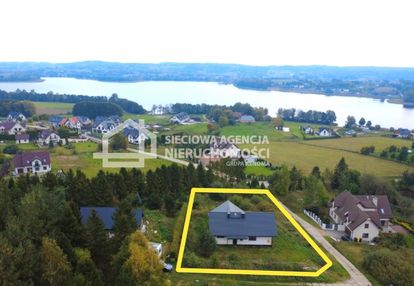Nowy dom parterowy z widokiem na jezioro.
