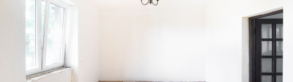 Dom wolnostojący w otoczeniu drzew. zakroczym.