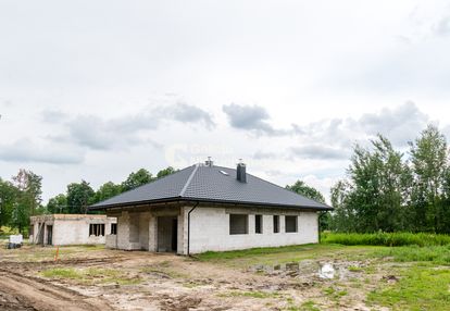 Nowoczesny dom parterowy | garaż | taras | las