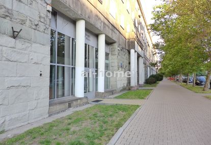 Tuż przy zoo, blisko metra.