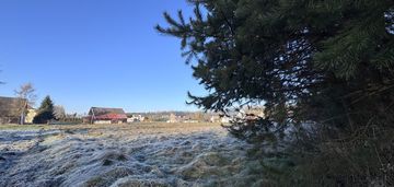 Wyjątkowa, uzbrojona działka pod lasem.