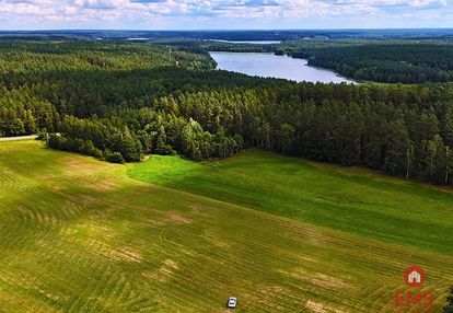 Działka budowlana w pobliżu jeziora.