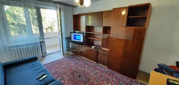 1 piętro w niskim bloku. układ narożny.