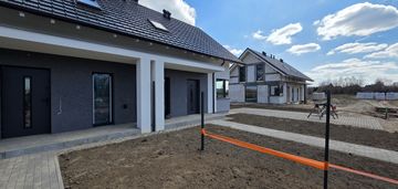 Dom w zabudowie bliźniaczej w ostaszewie