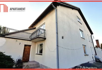 Duży dom w zabudowie bliźniaczej.