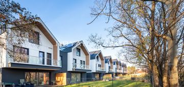 Trzypoziomowy dom z ogrodem z widokiem na bagry