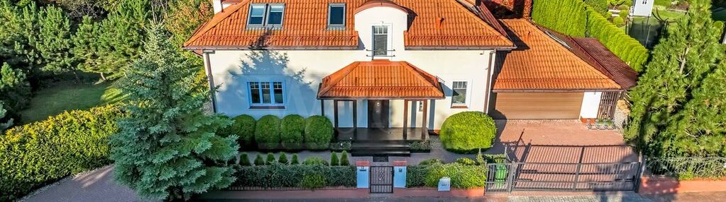 Rodzinny dom wolnostojący z ogrodem sosnowym