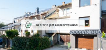 Segment z ogrodem w spokojnej okolicy na klinach