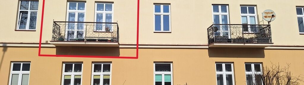 Kawalerka w zadbanej kamienicy 1 piętro z balkonem