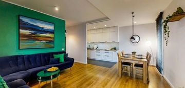 Taras z widokiem na zieleń, wnętrze z charakterem