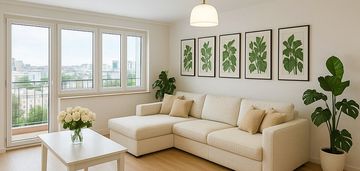 Miasto w tle, dom na pierwszym planie-cisza-zieleń