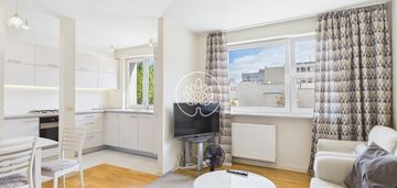 Centrum / kamienica / trzy pokoje / balkon / 54m2