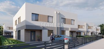 Dom naa nowym osiedlu w brzozie