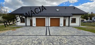Nowy dom w zabudowie bliźniaczej z garażem i widokiem na łomżę i narew