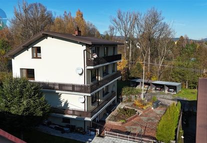 Trzy mieszkania w jednym domu + działka i garaże