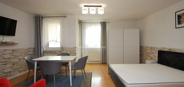 Jasna, przestronna kawalerka z balkonem i osobną kuchnią.