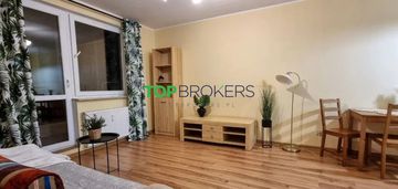 Salon z aneksem i sypialnia, balkon